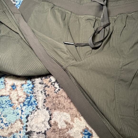 Lululemon Dance Studio Crop 4 - Picture 4 of 9